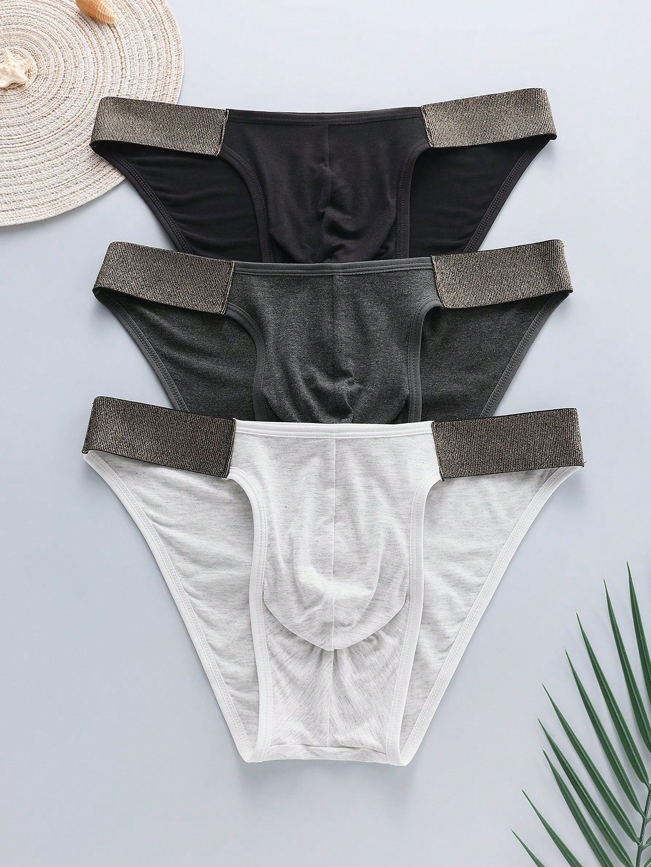 Men's plain low-rise briefs with contrast waistbands in a multicolor 3-pack, made from medium-stretch knitted fabric.
