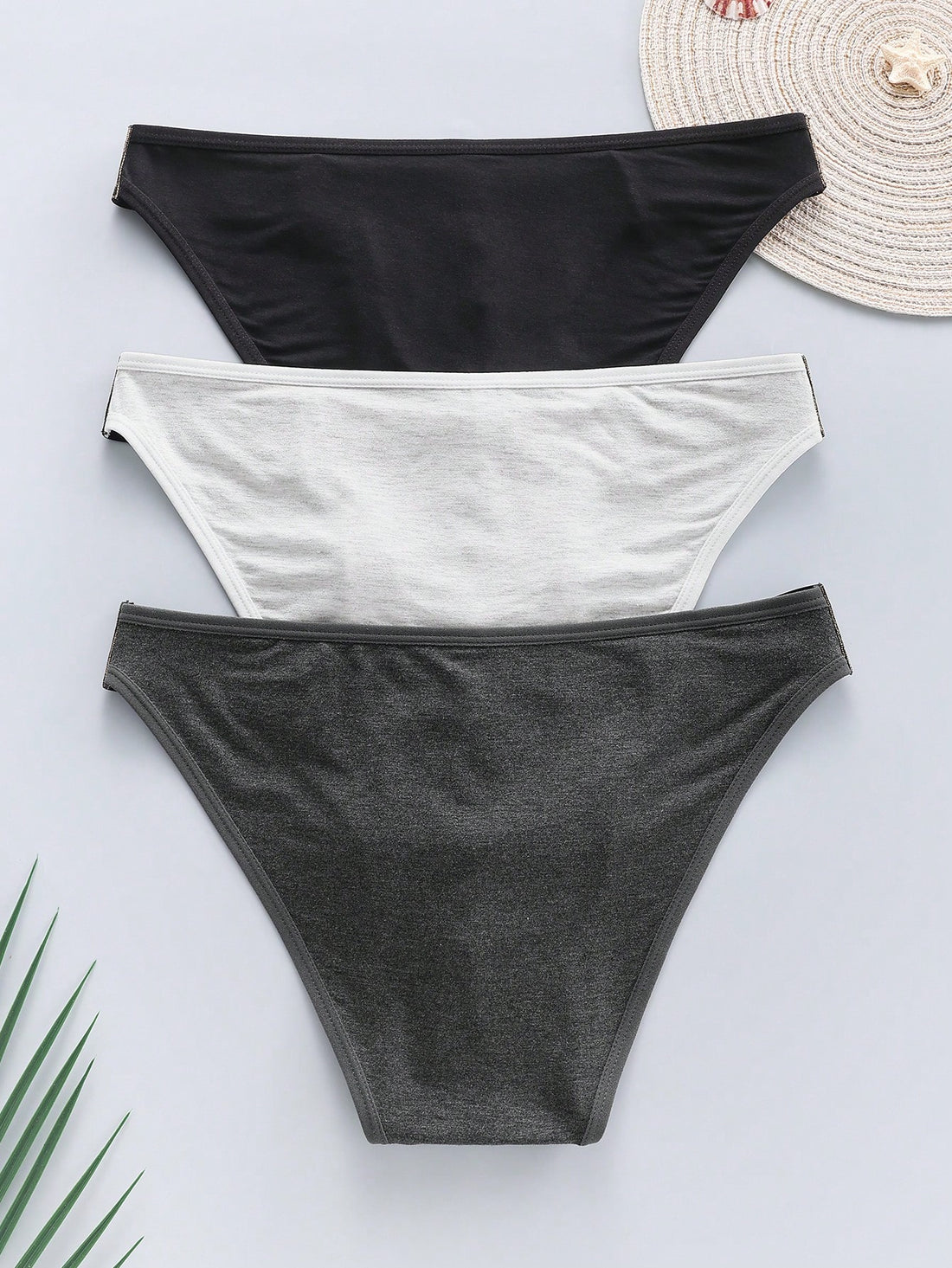 Men's plain low-rise briefs with contrast waistbands in a multicolor 3-pack, made from medium-stretch knitted fabric.