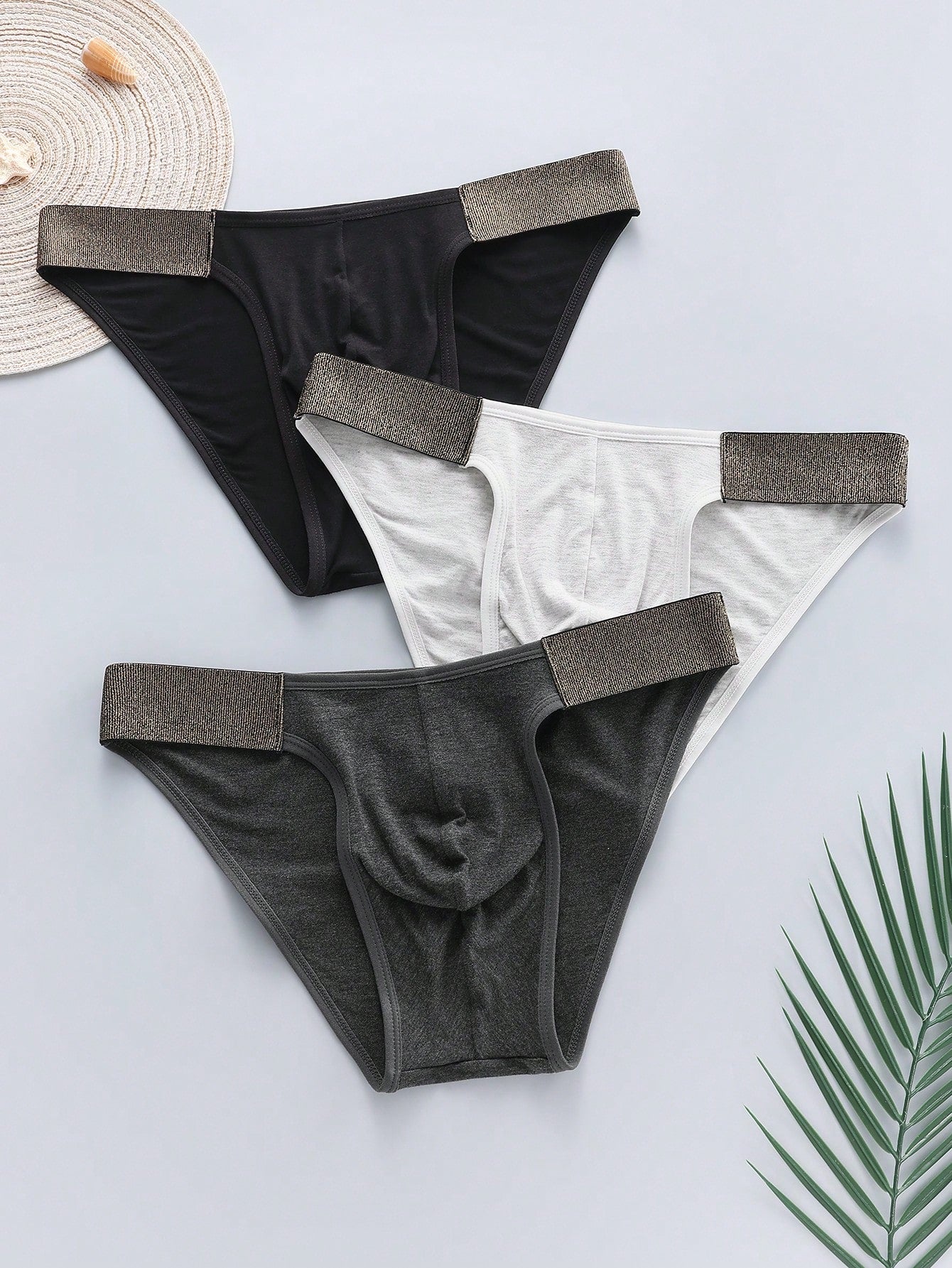 Men's plain low-rise briefs with contrast waistbands in a multicolor 3-pack, made from medium-stretch knitted fabric.