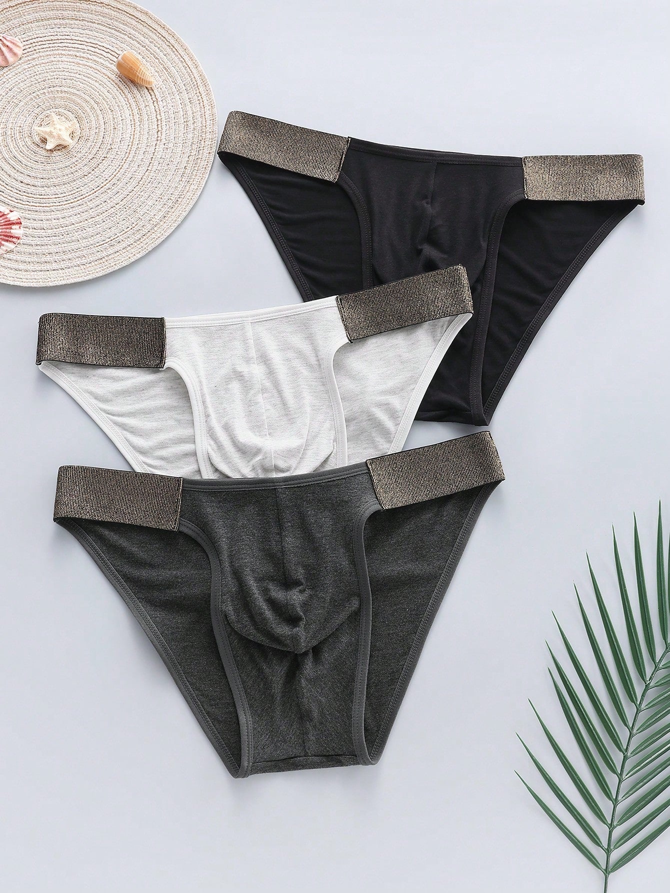 Men's plain low-rise briefs with contrast waistbands in a multicolor 3-pack, made from medium-stretch knitted fabric.