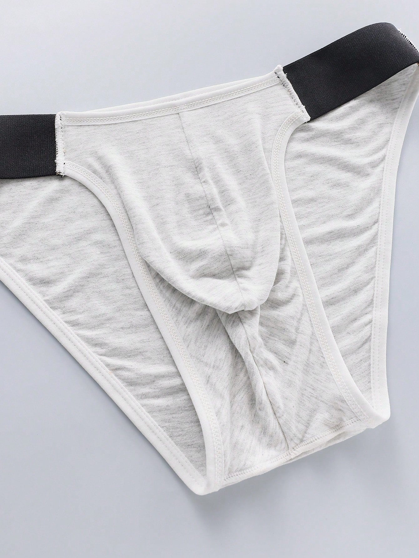 Men's plain low-rise briefs with contrast waistbands in a multicolor 3-pack, made from medium-stretch knitted fabric.
