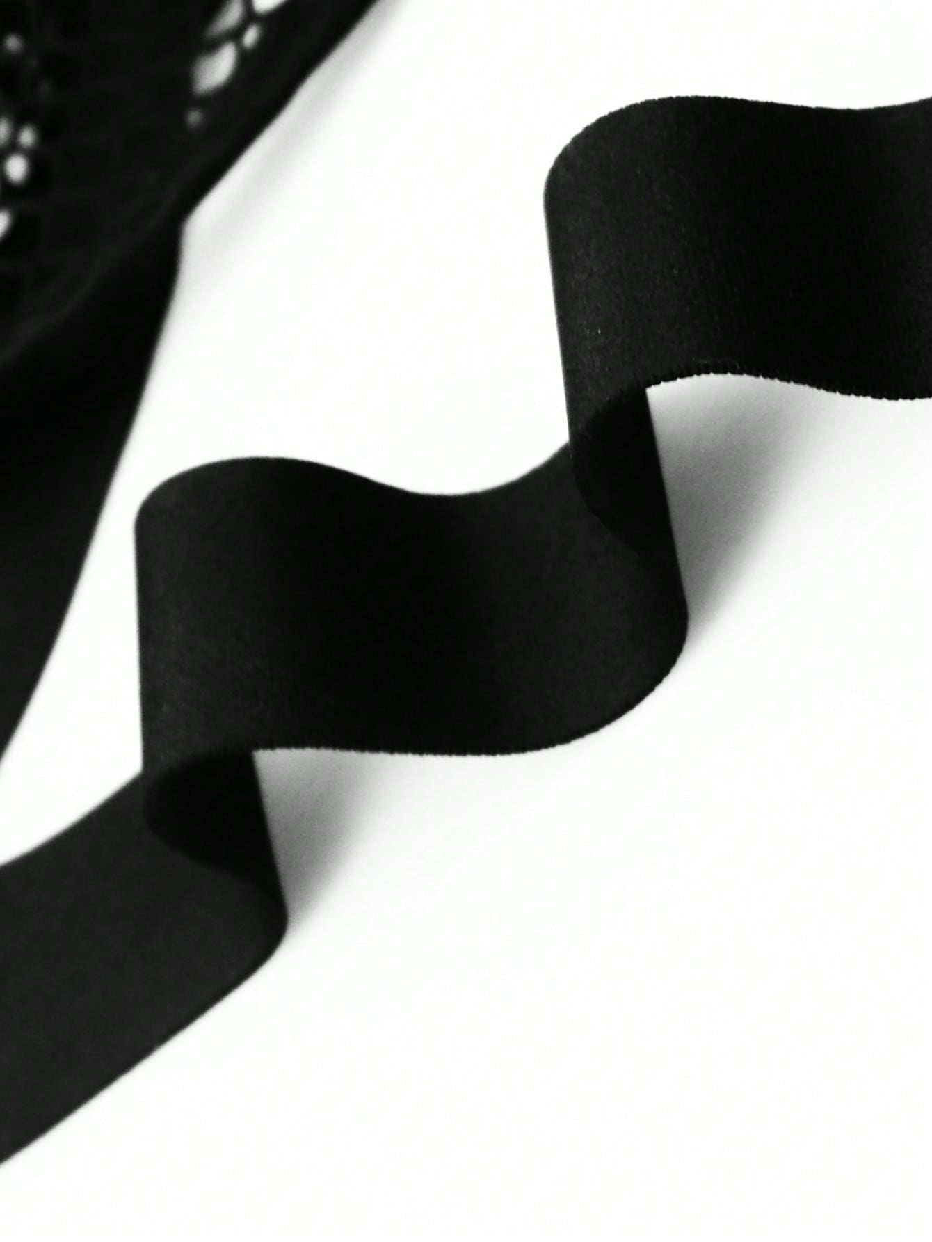 Men's hollow mesh mid-rise thong underwear with a colorblock design