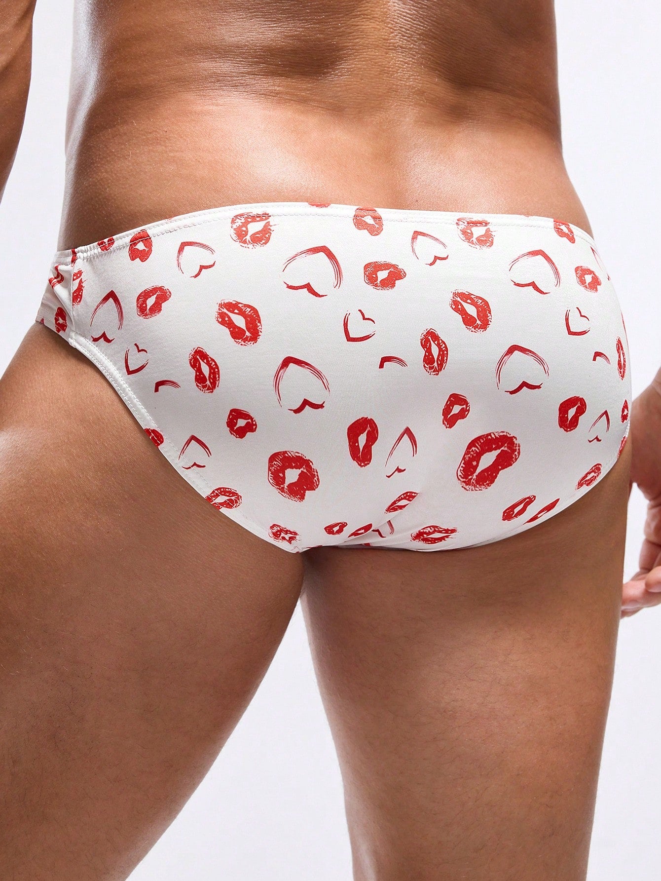 Men’s Triangle Cut Short Neutral Color Lip Pattern Detail For Daily Wear