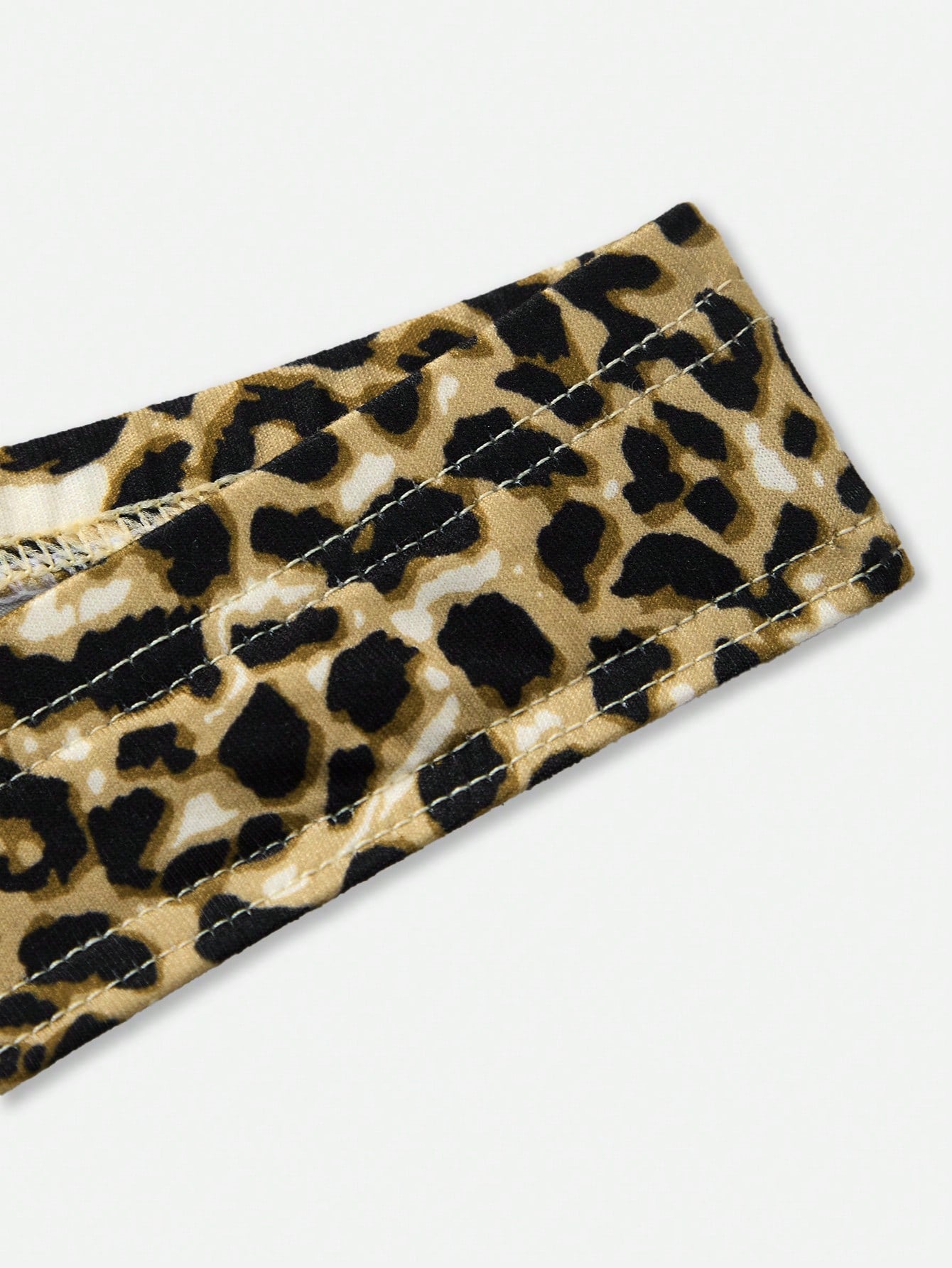 1pc Men’s Leopard Print Short, Lightweight Fabric, Simple Structure