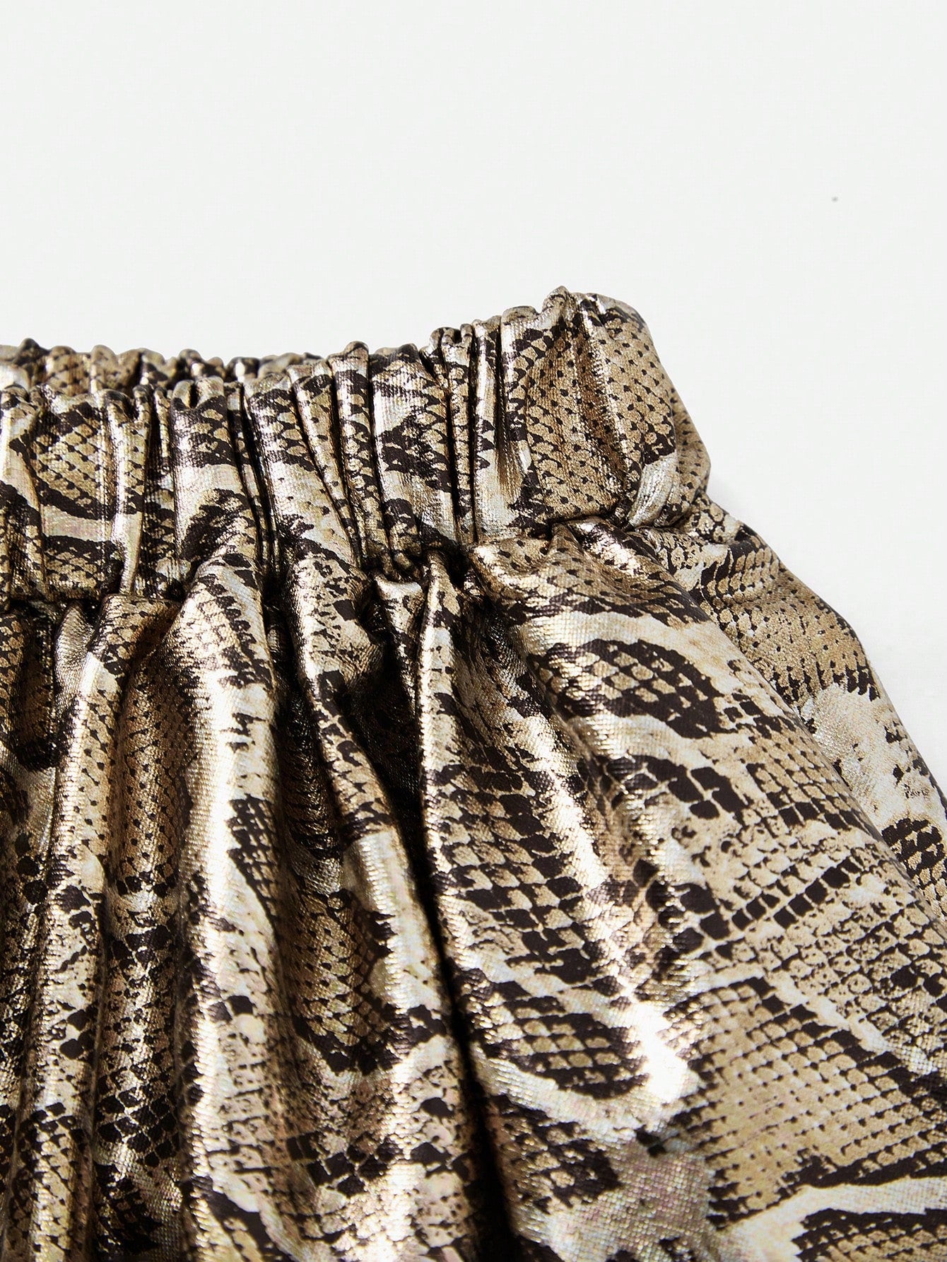 Men’s Snake Pattern Short With Ruffle Trim And Bow Detail, Clean Design, For Daily Wear