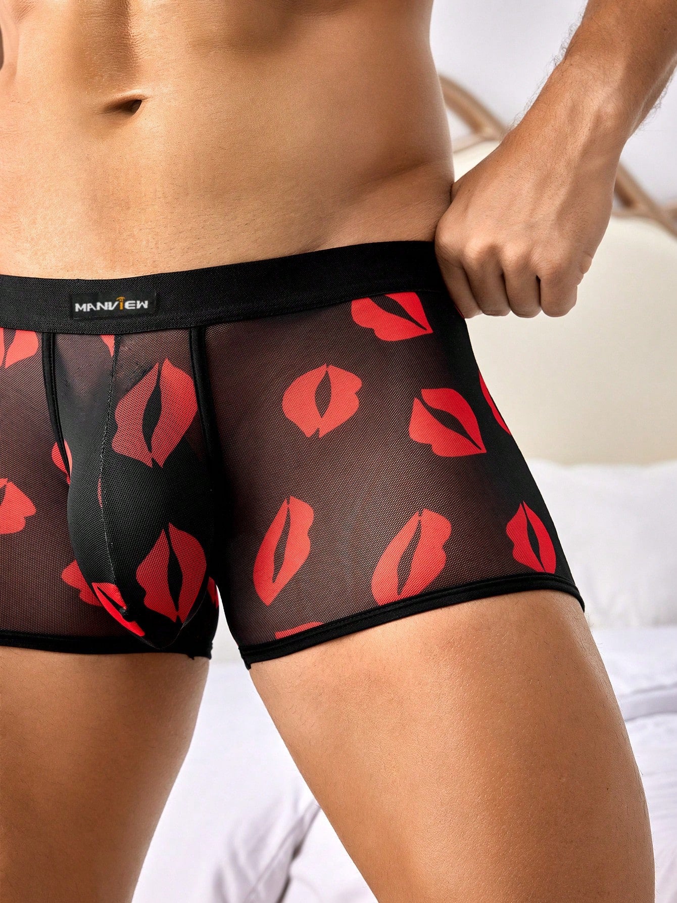 Men’s Lip Print Pattern Short With Woven Detail For Casual Wear