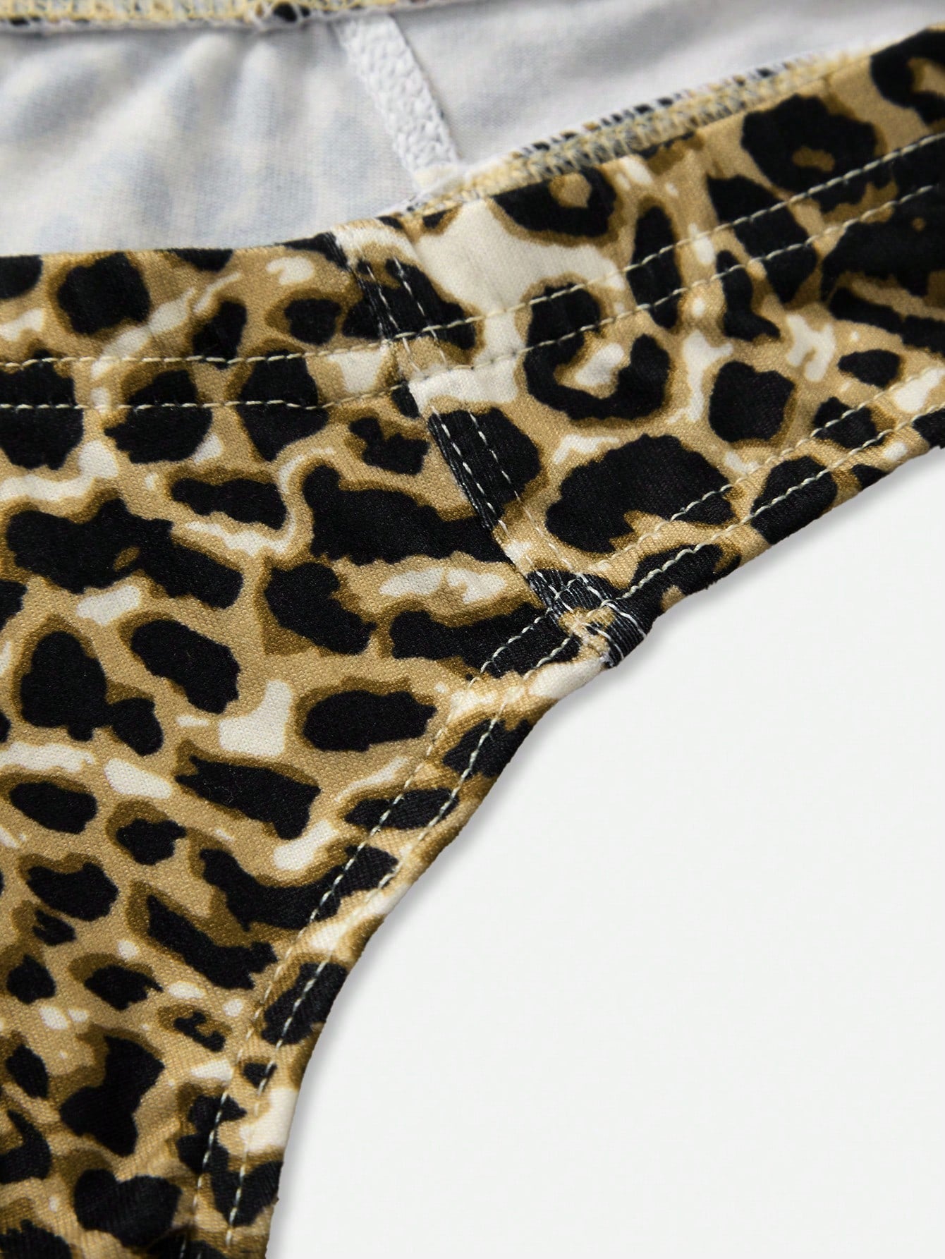 1pc Men’s Leopard Print Short, Lightweight Fabric, Simple Structure