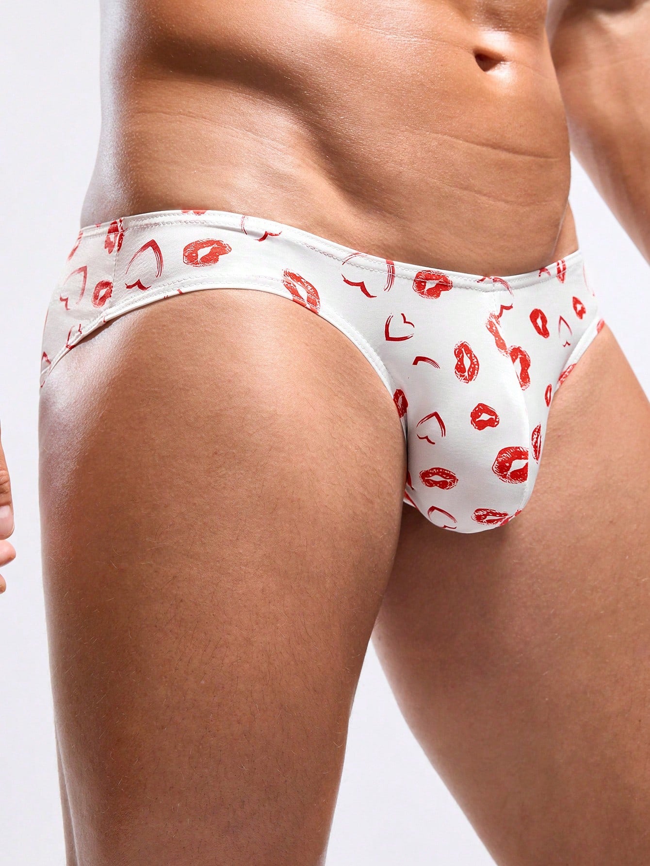 Men’s Triangle Cut Short Neutral Color Lip Pattern Detail For Daily Wear