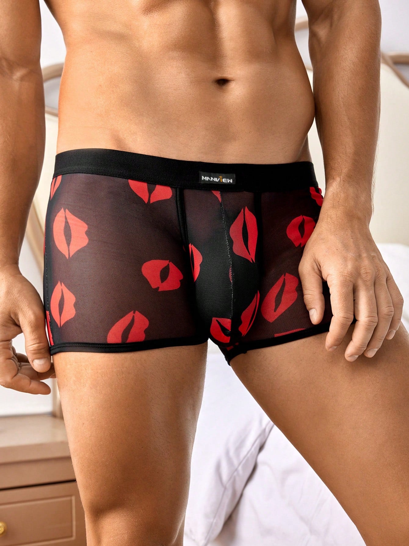 Men’s Lip Print Pattern Short With Woven Detail For Casual Wear
