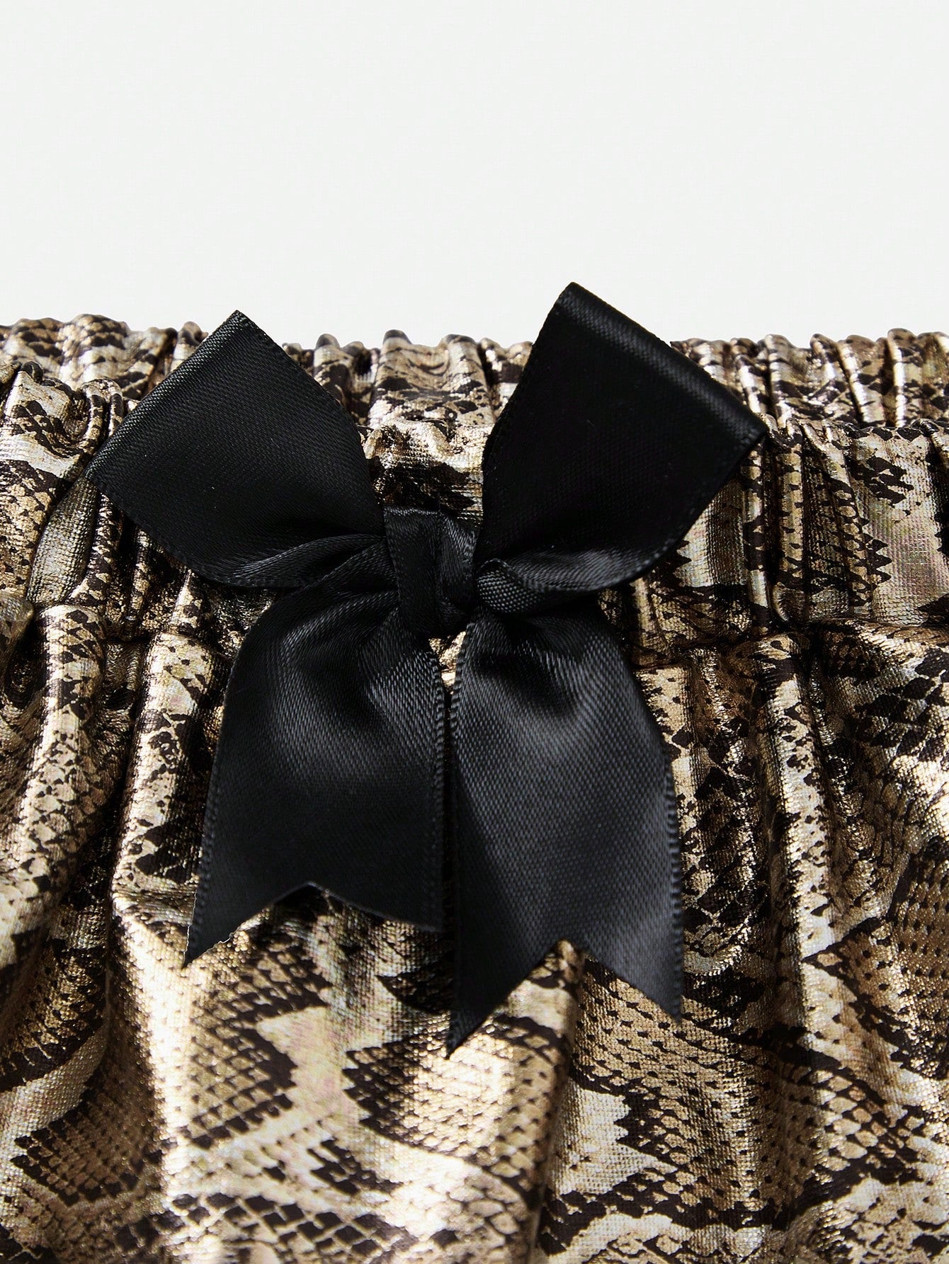 Men’s Snake Pattern Short With Ruffle Trim And Bow Detail, Clean Design, For Daily Wear