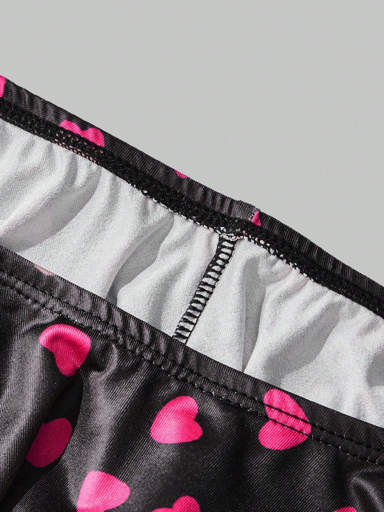 Men’s Heart Print Short With Soft Edge Trim Detail For Daily Styling