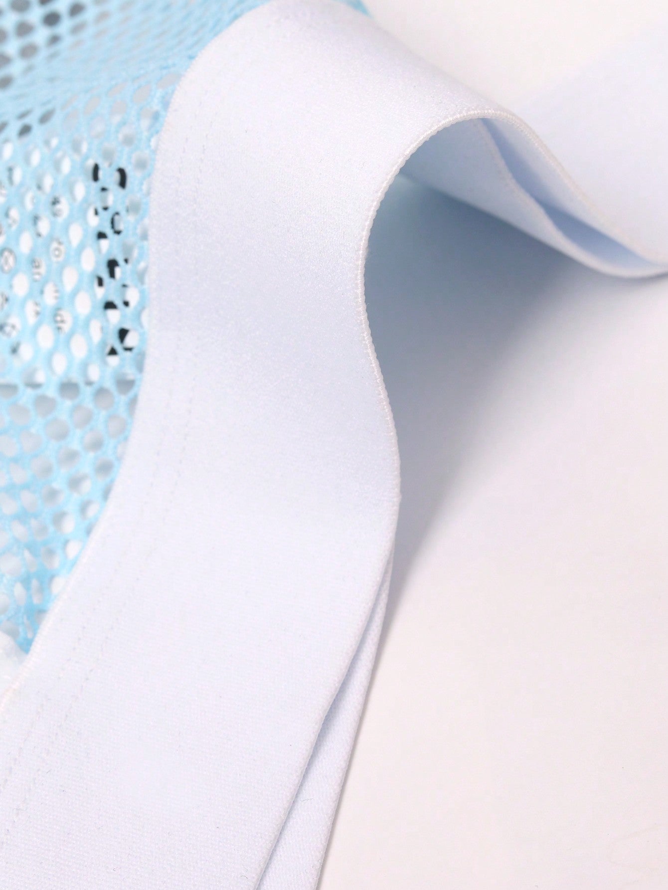 Men’s Mesh Style Short, Lightweight Material, Clean and Minimal Structure