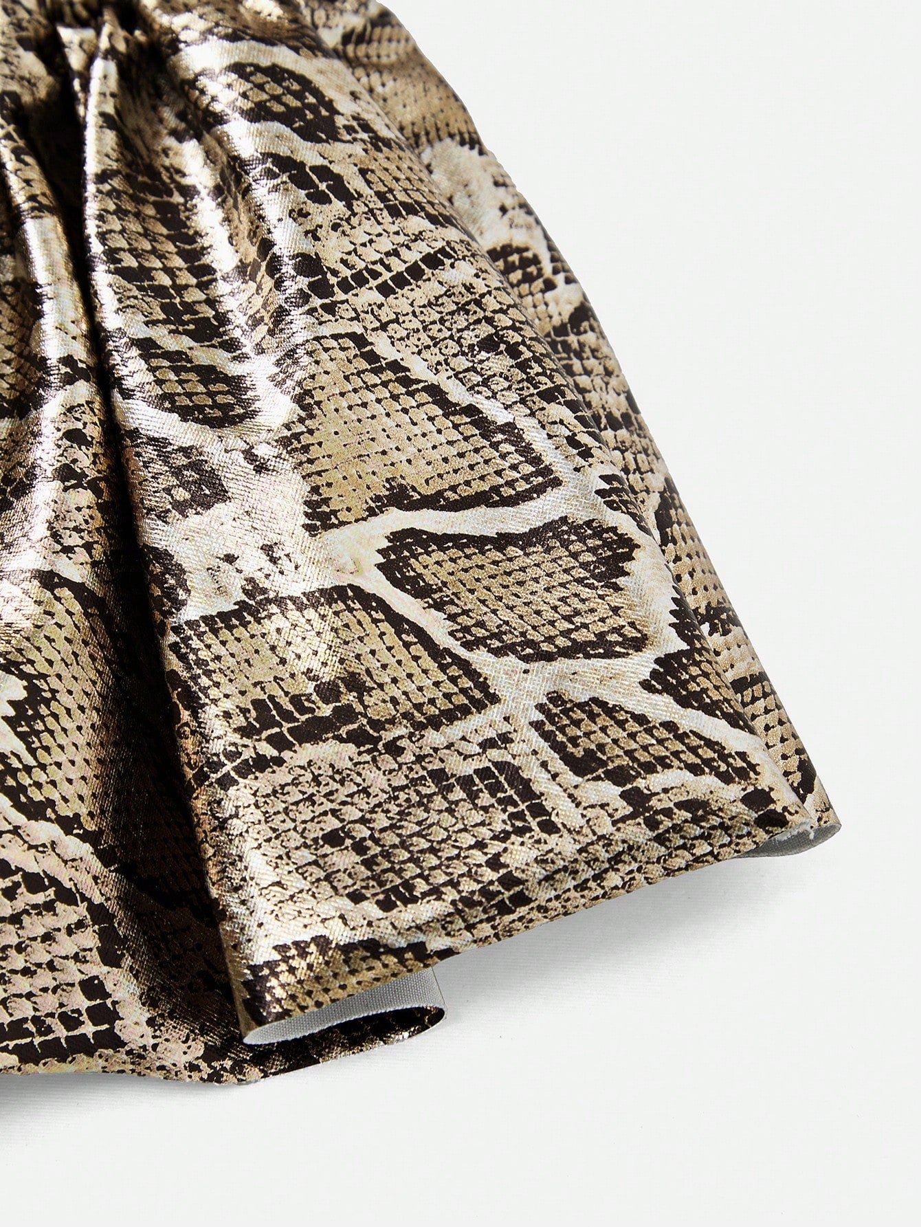 Men’s Snake Pattern Short With Ruffle Trim And Bow Detail, Clean Design, For Daily Wear