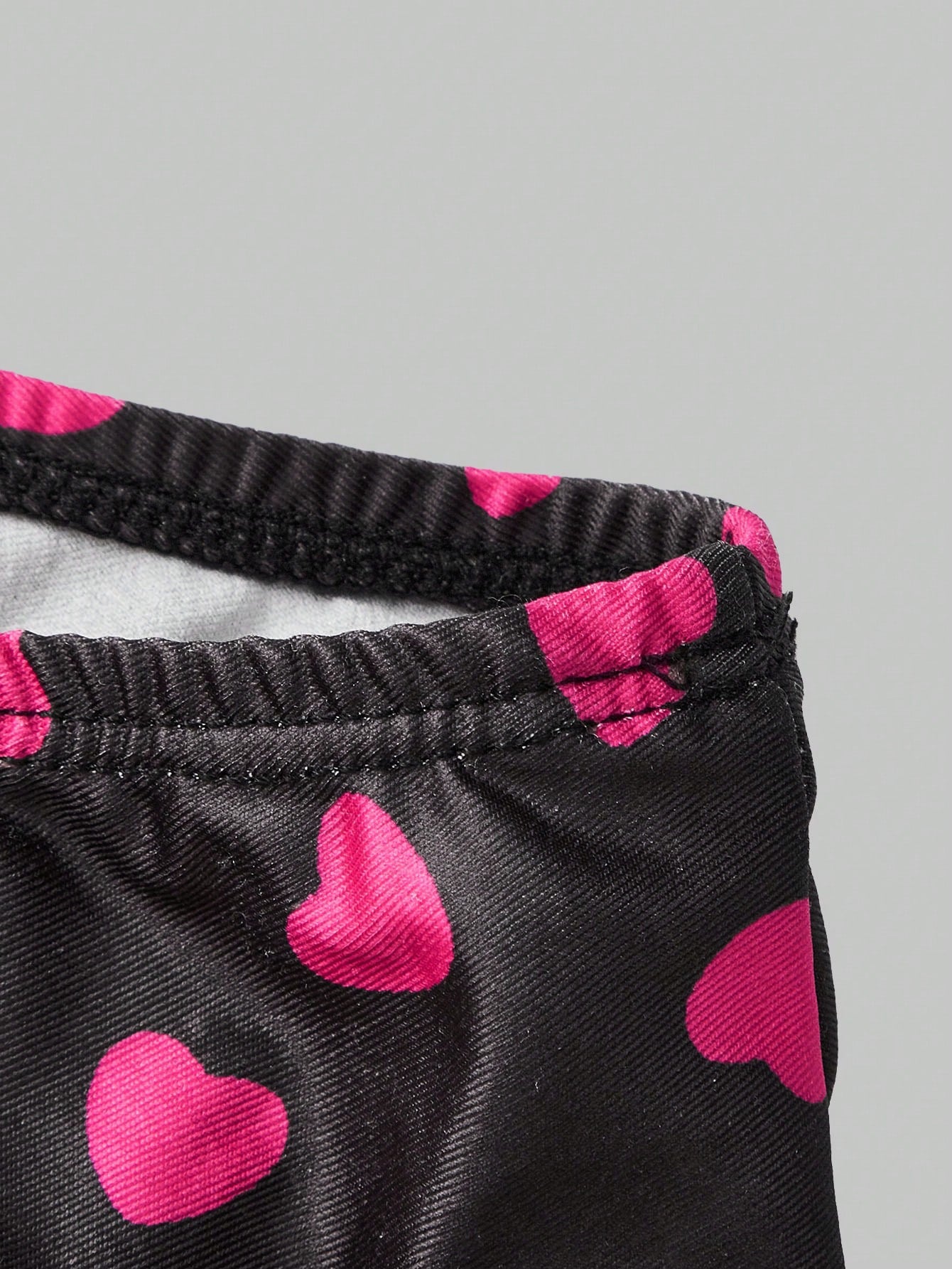 Men’s Heart Print Short With Soft Edge Trim Detail For Daily Styling