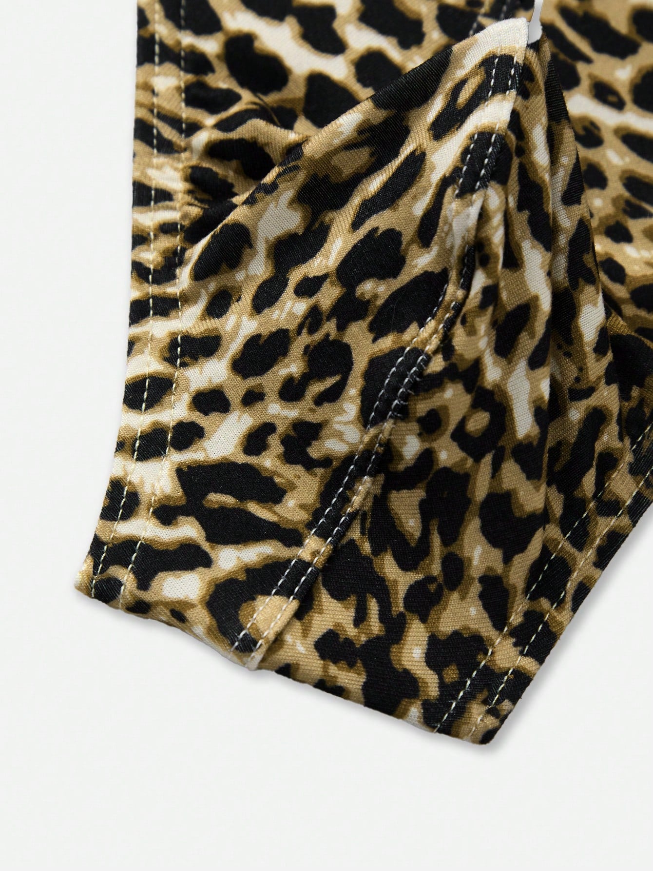 1pc Men’s Leopard Print Short, Lightweight Fabric, Simple Structure