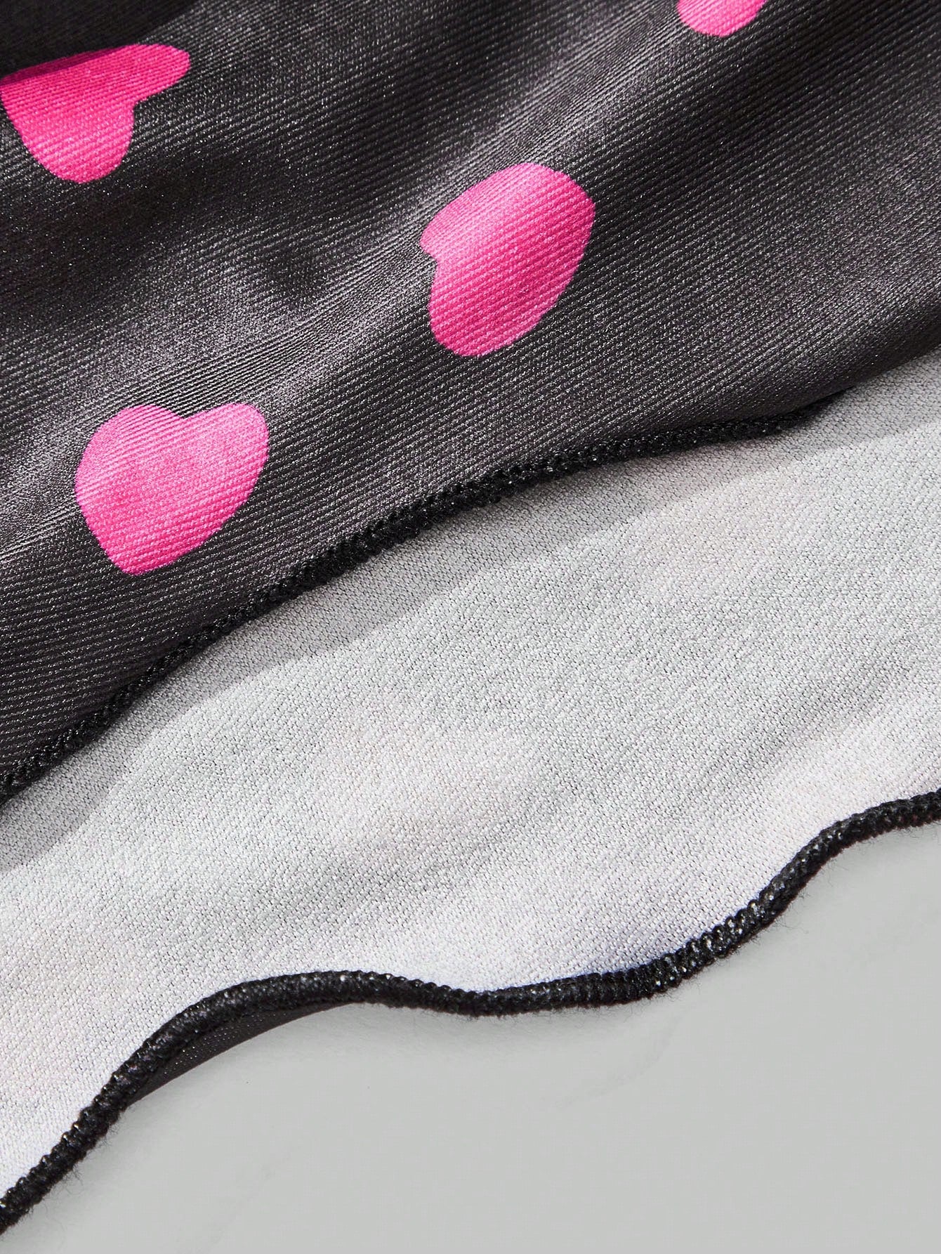 Men’s Heart Print Short With Soft Edge Trim Detail For Daily Styling