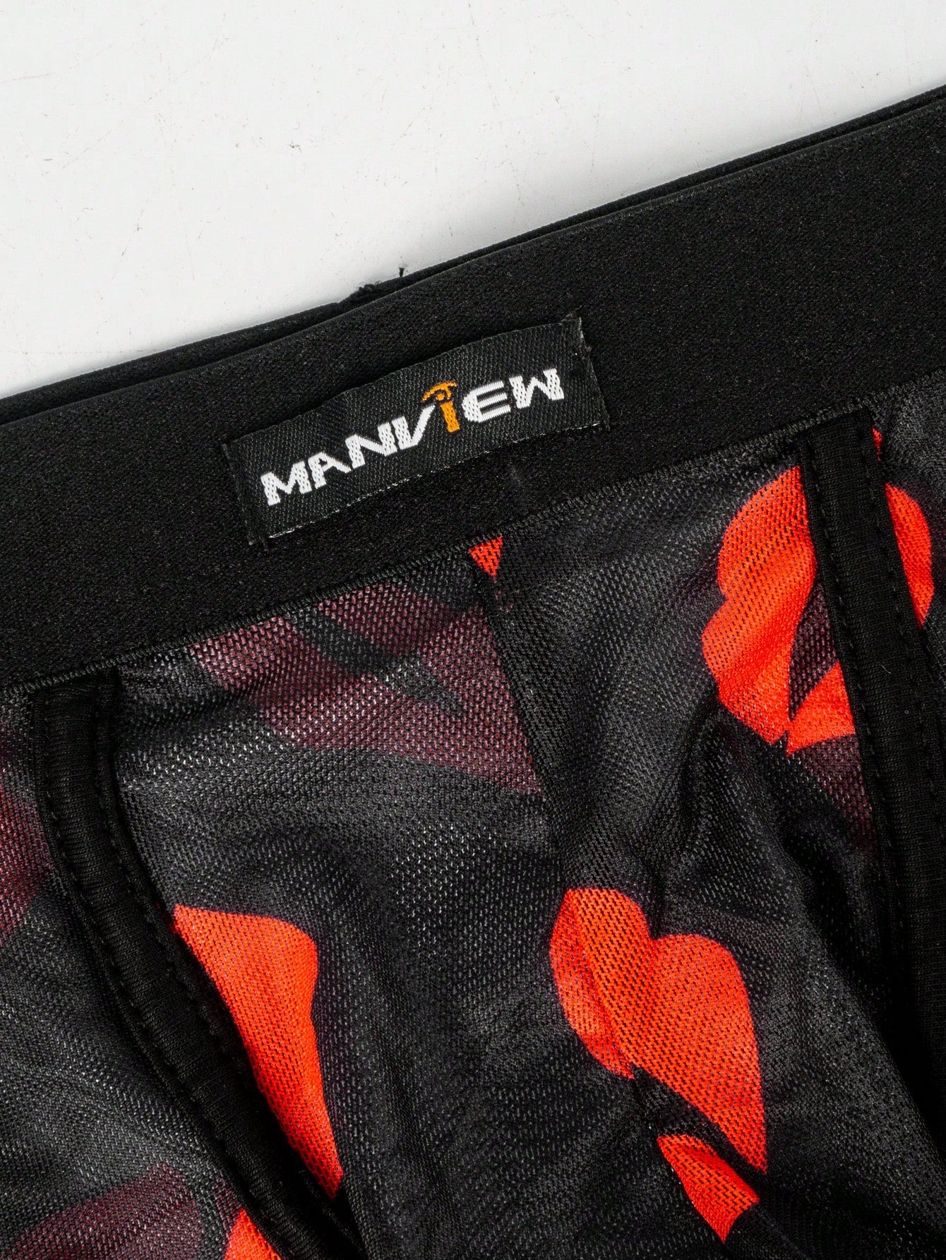 Men’s Lip Print Pattern Short With Woven Detail For Casual Wear