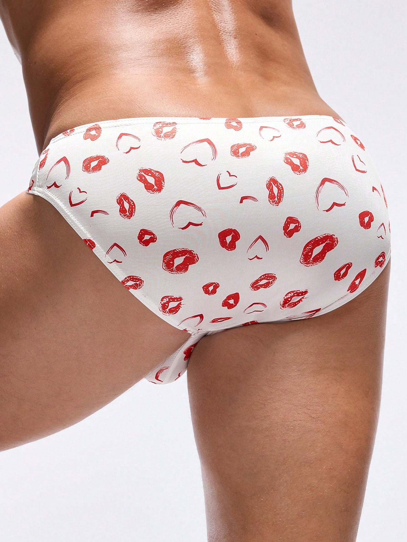 Men’s Triangle Cut Short Neutral Color Lip Pattern Detail For Daily Wear